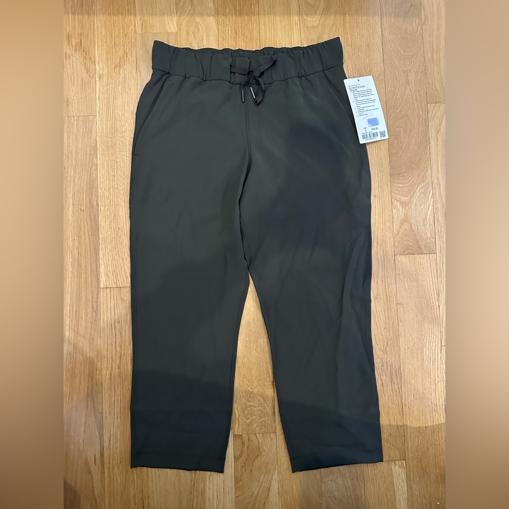 Lululemon on the fly crop woven pant size 6